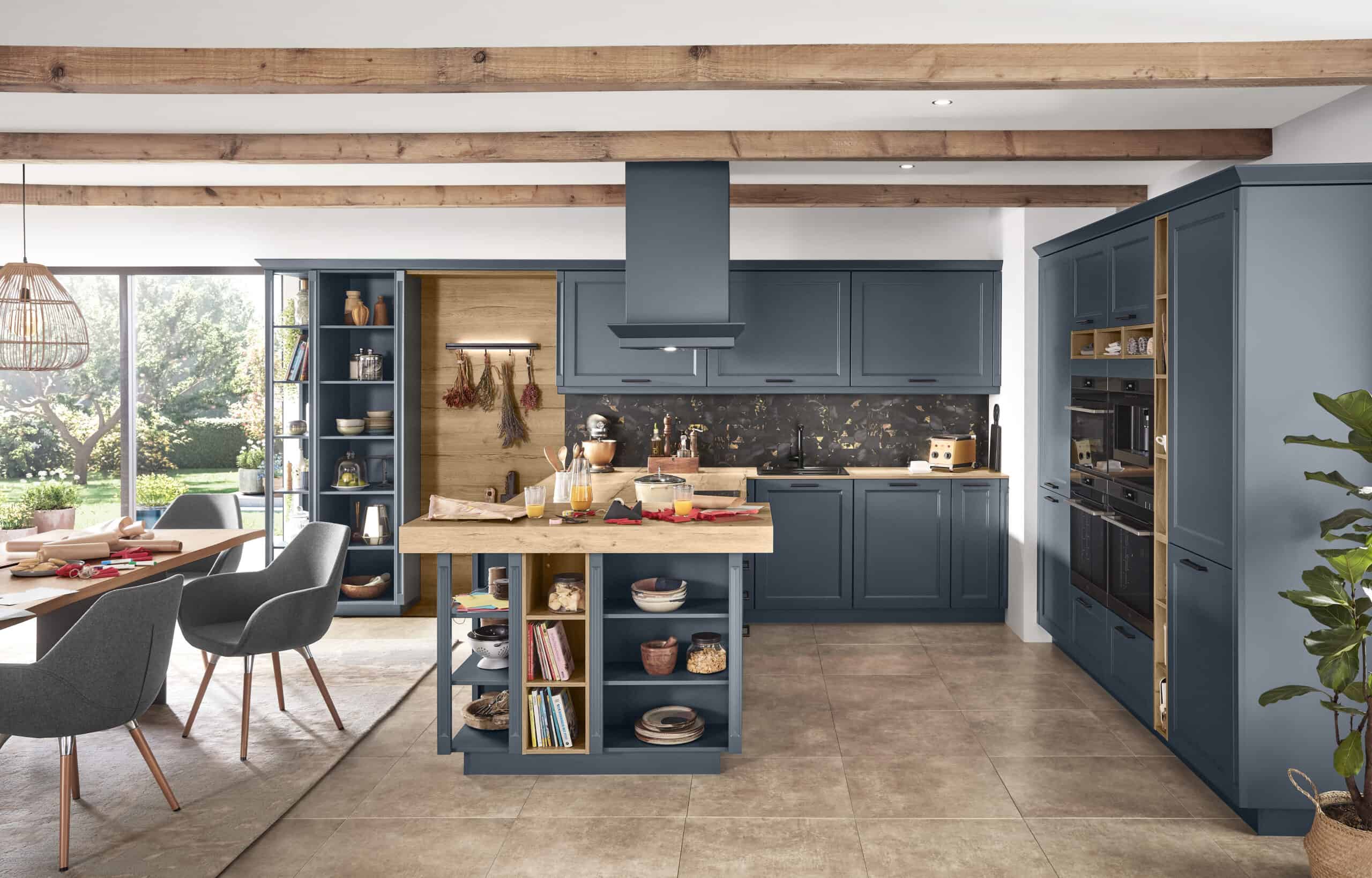 Moderne blaue Landhausküche mit Holzakzenten, viel Stauraum und großem Küchenbereich. Perfekt für Fa.