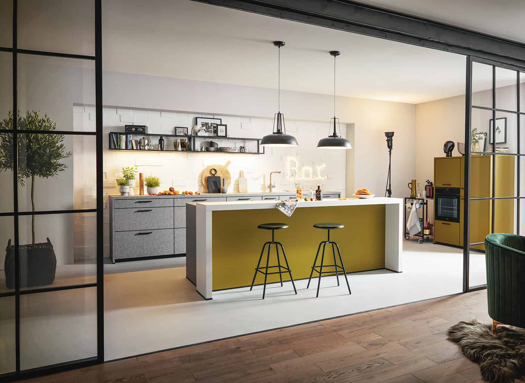 Moderne Kücheninsel mit grauen Schränken, gelbem Akzent und stilvoller Beleuchtung, ideal für offene.