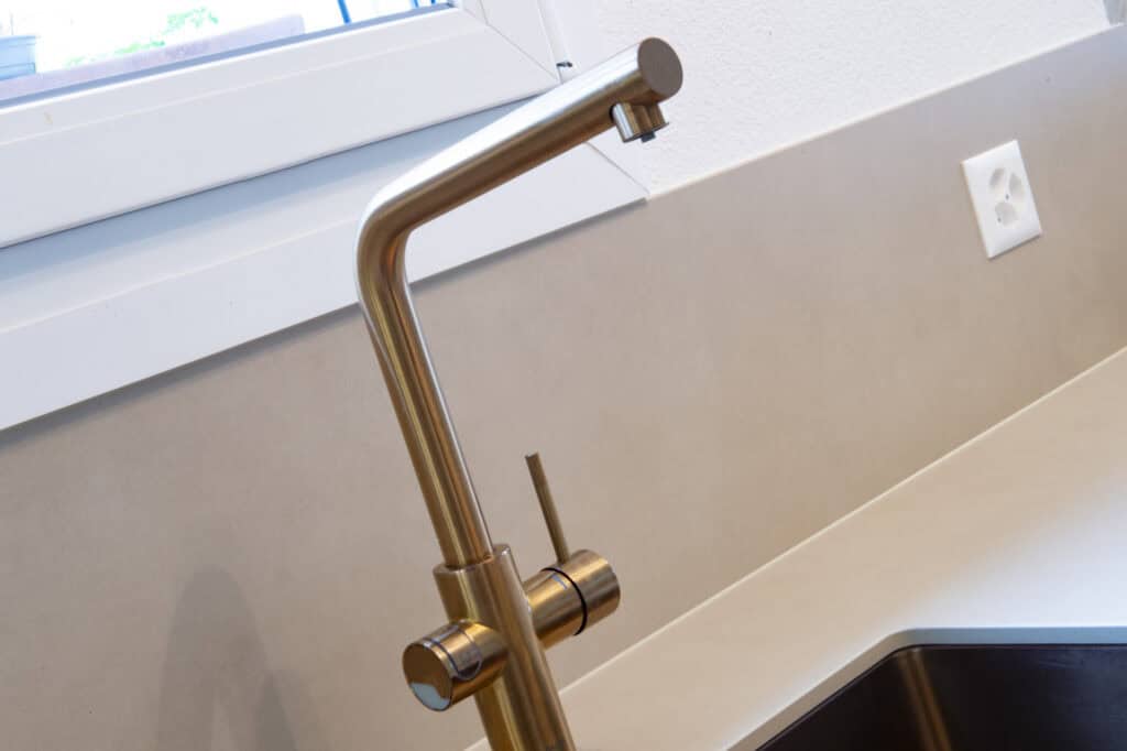 Moderne Küchenarmatur in Messingoptik