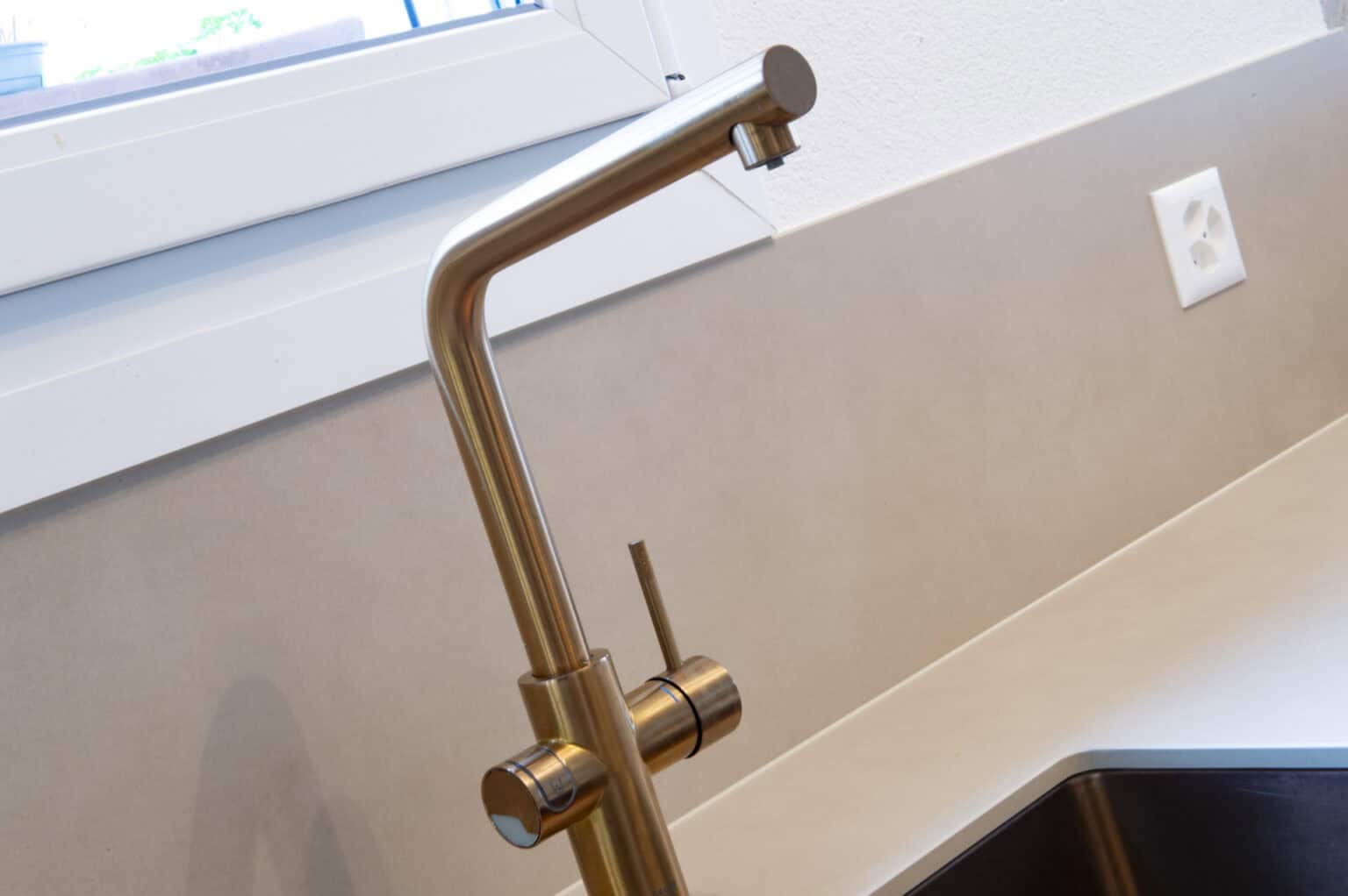 Moderne Küchenarmatur in Messingoptik