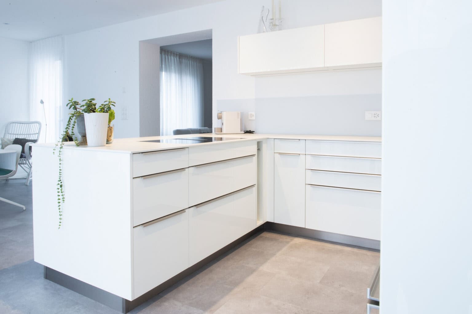 Moderne weiße Küchenzeile mit Arbeitsfläche und Stauraum.