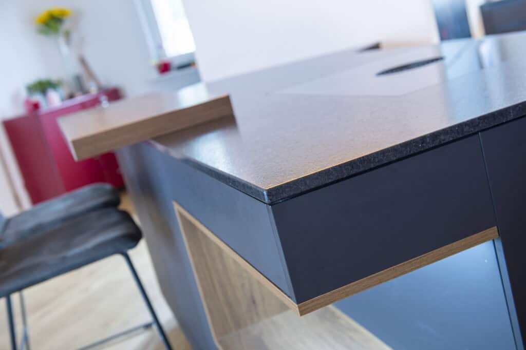 Zeitgemäße Kücheninsel mit dunklem und hellem Holzdesign.