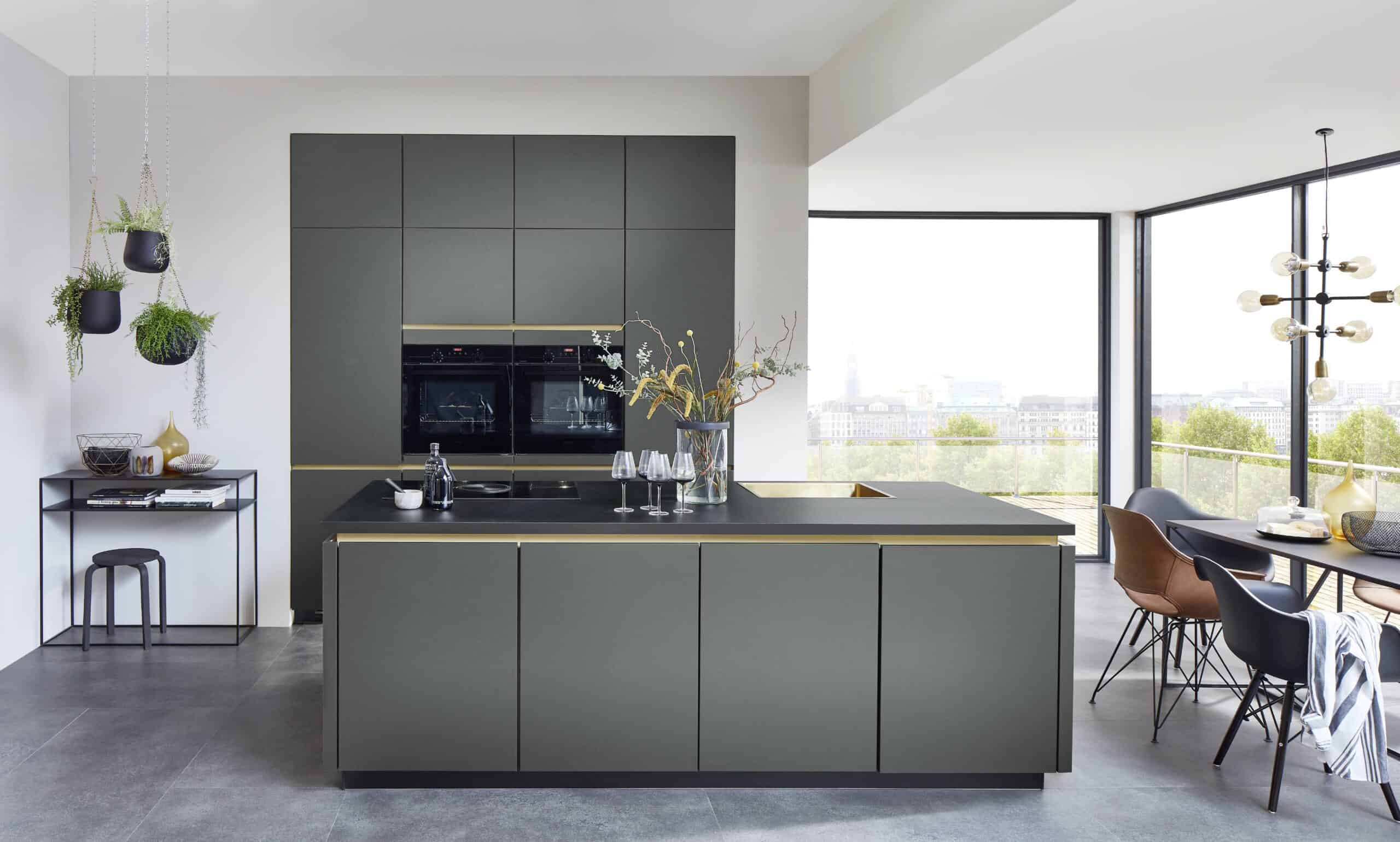 Zeitgemäße Kücheninsel in Grau mit eleganten Oberflächen und minimalistischer Gestaltung.