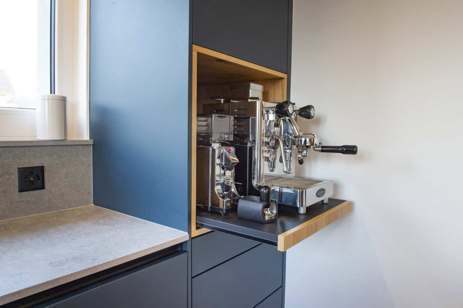 Kaffeemaschine in moderner Küchennische mit Holzakzent