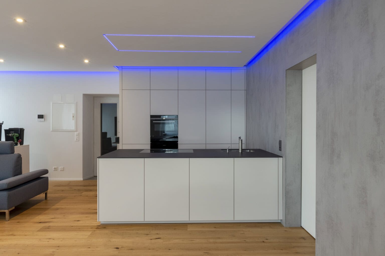 Weiße Küche mit blauer LED-Beleuchtung