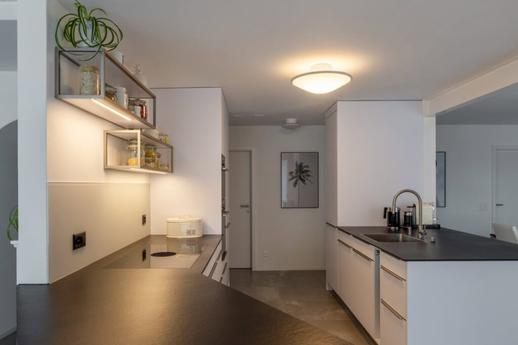 Moderne Küche mit Holzfußboden