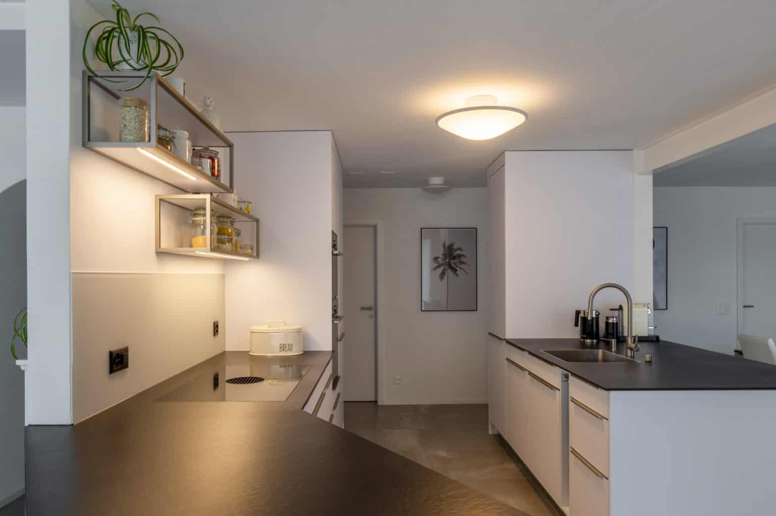 Moderne Küche mit Holzfußboden