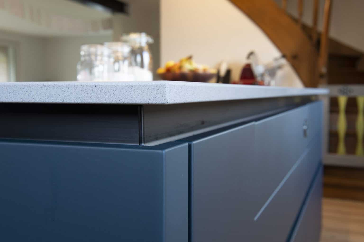 Blaue Küchenschränke mit hellem Arbeitsplatten in moderner Küche.