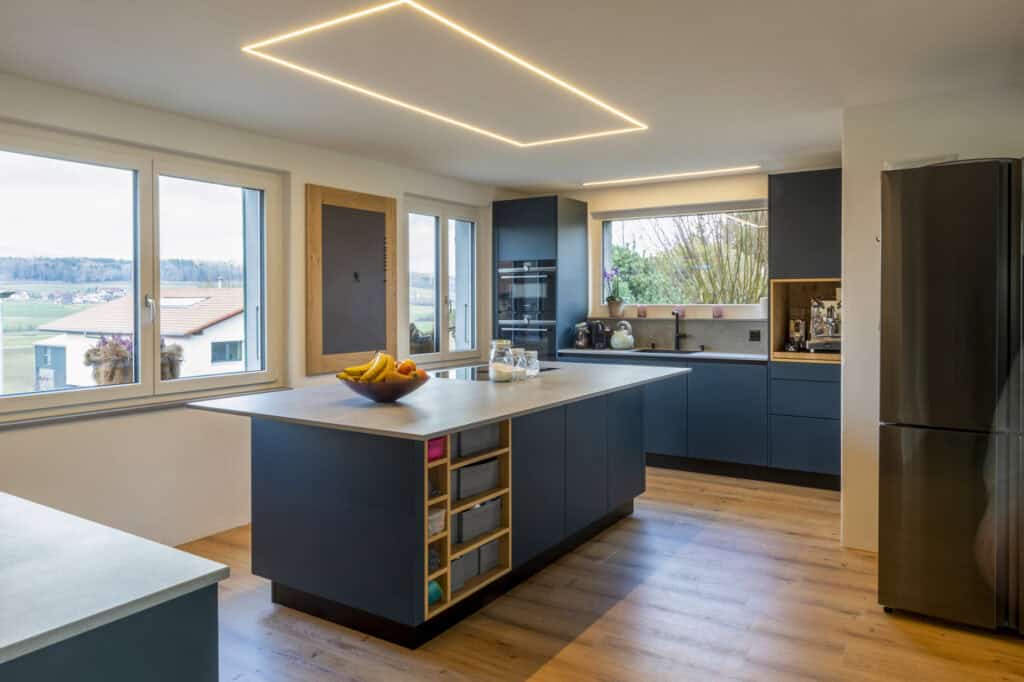 Dunkle moderne Küche mit großer Insel und Fensterfront