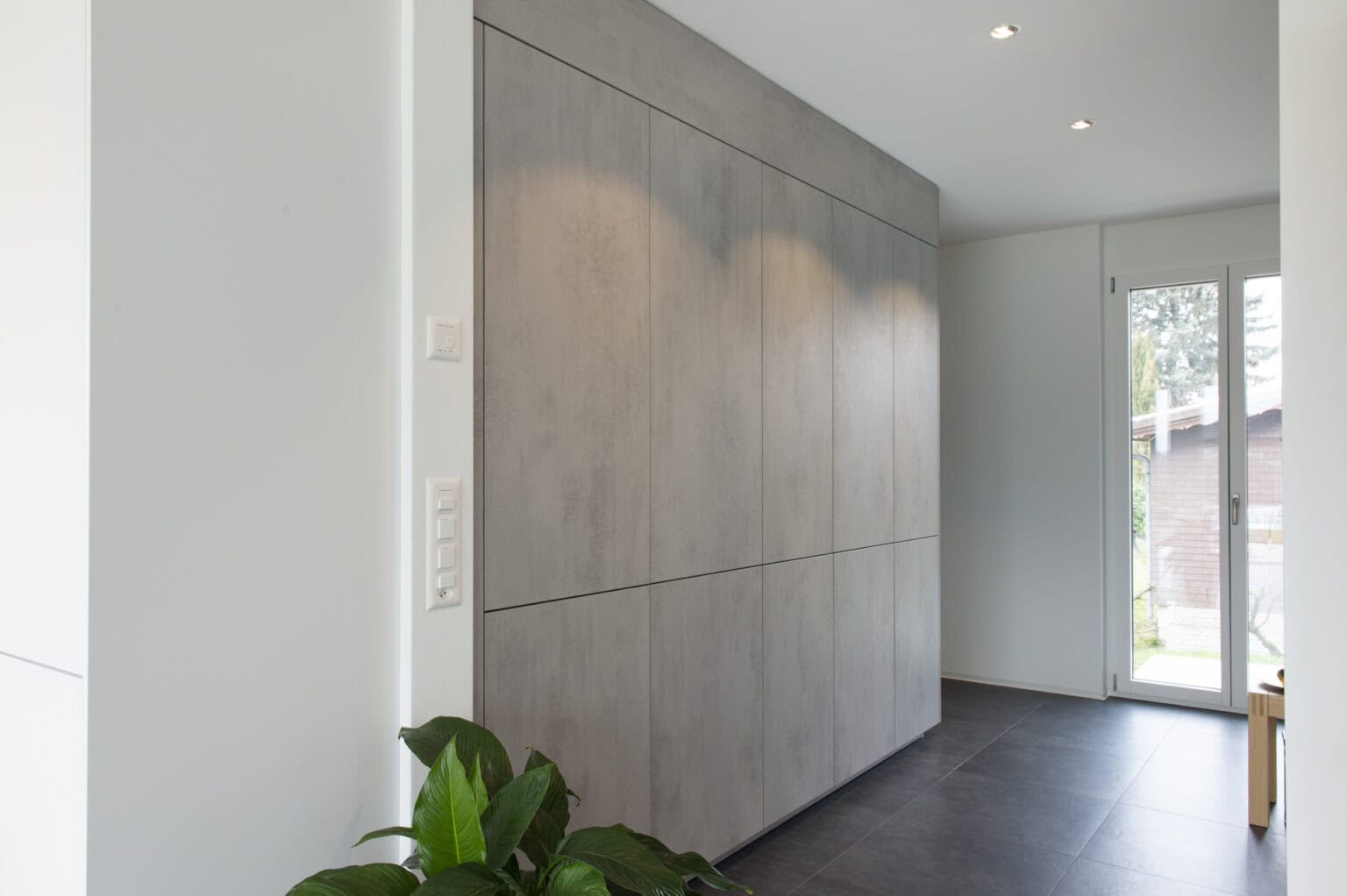 Helle, moderne Einbauküche mit viel Stauraum und minimalistischen Design. Perfekt für zeitgemäße Küc.