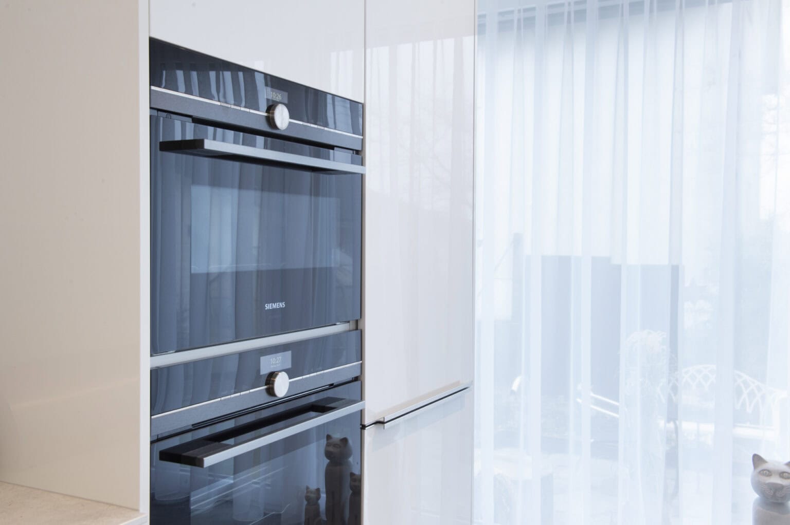 Backofen in moderner Einbauküche, stilvoll und funktional, ideal für zeitgemäßes Kochen.