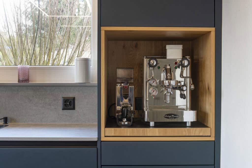 Espressomaschine in moderner Holznische der Küche