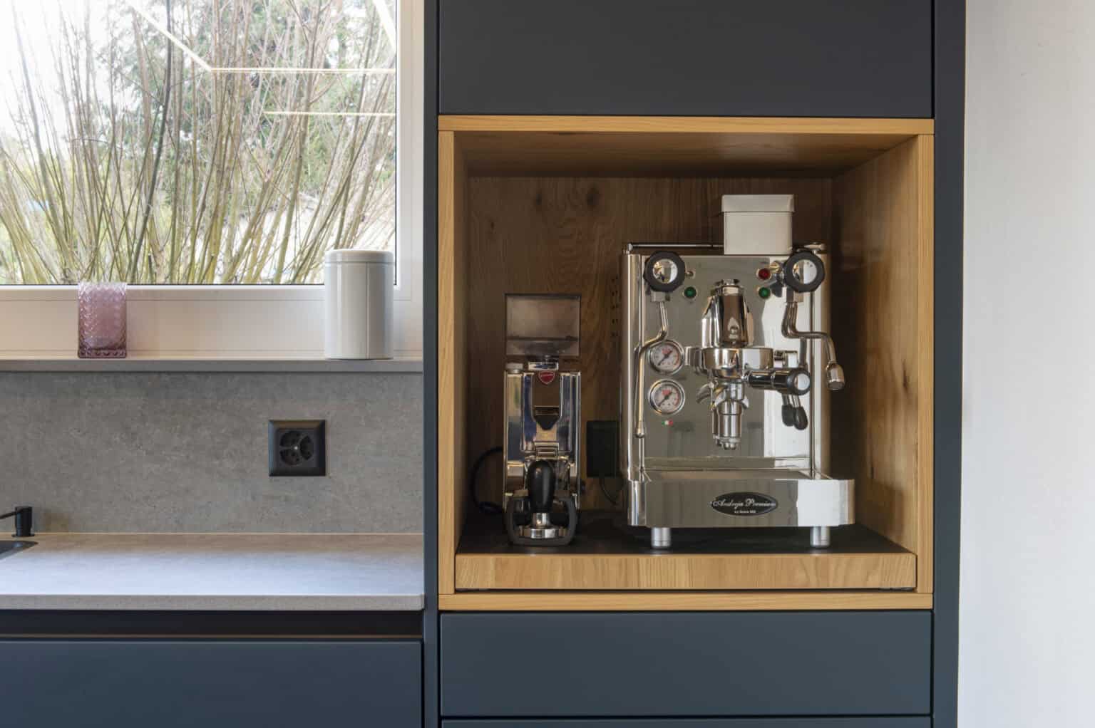 Espressomaschine in moderner Holznische der Küche