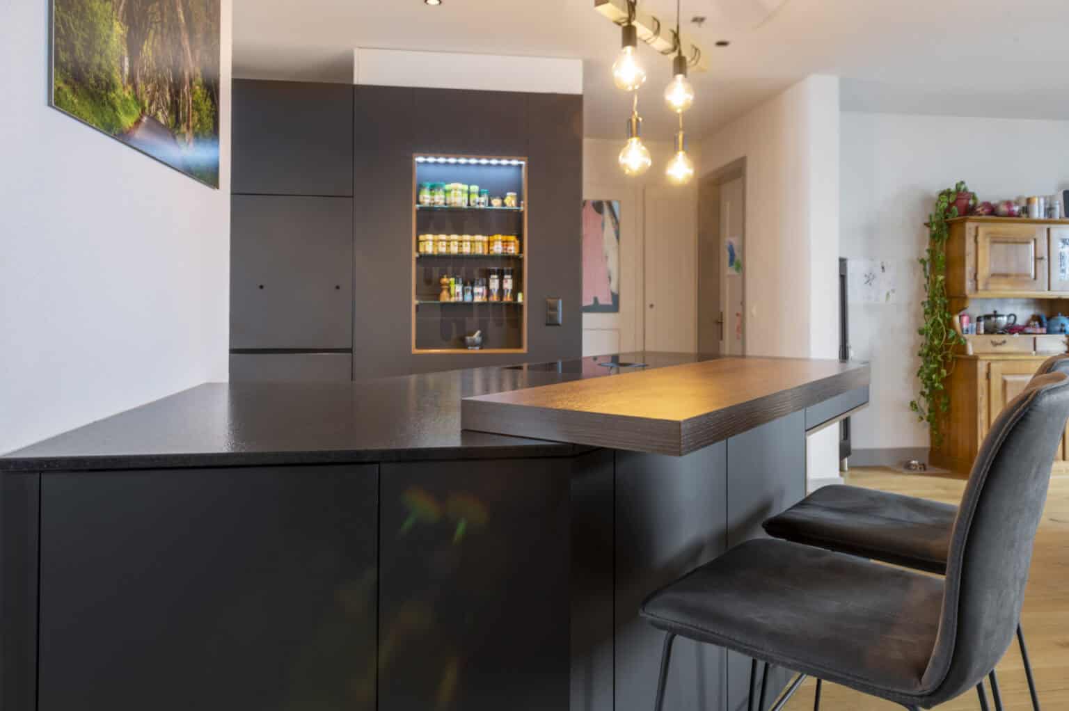 Kücheninsel mit dunklem Design und Holzarbeitsfläche