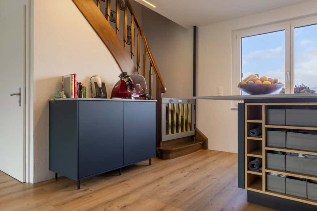 Helle, moderne Küche mit stilvollen Möbeln und viel Stauraum, ideal für zeitgemäße Küchenlösungen.