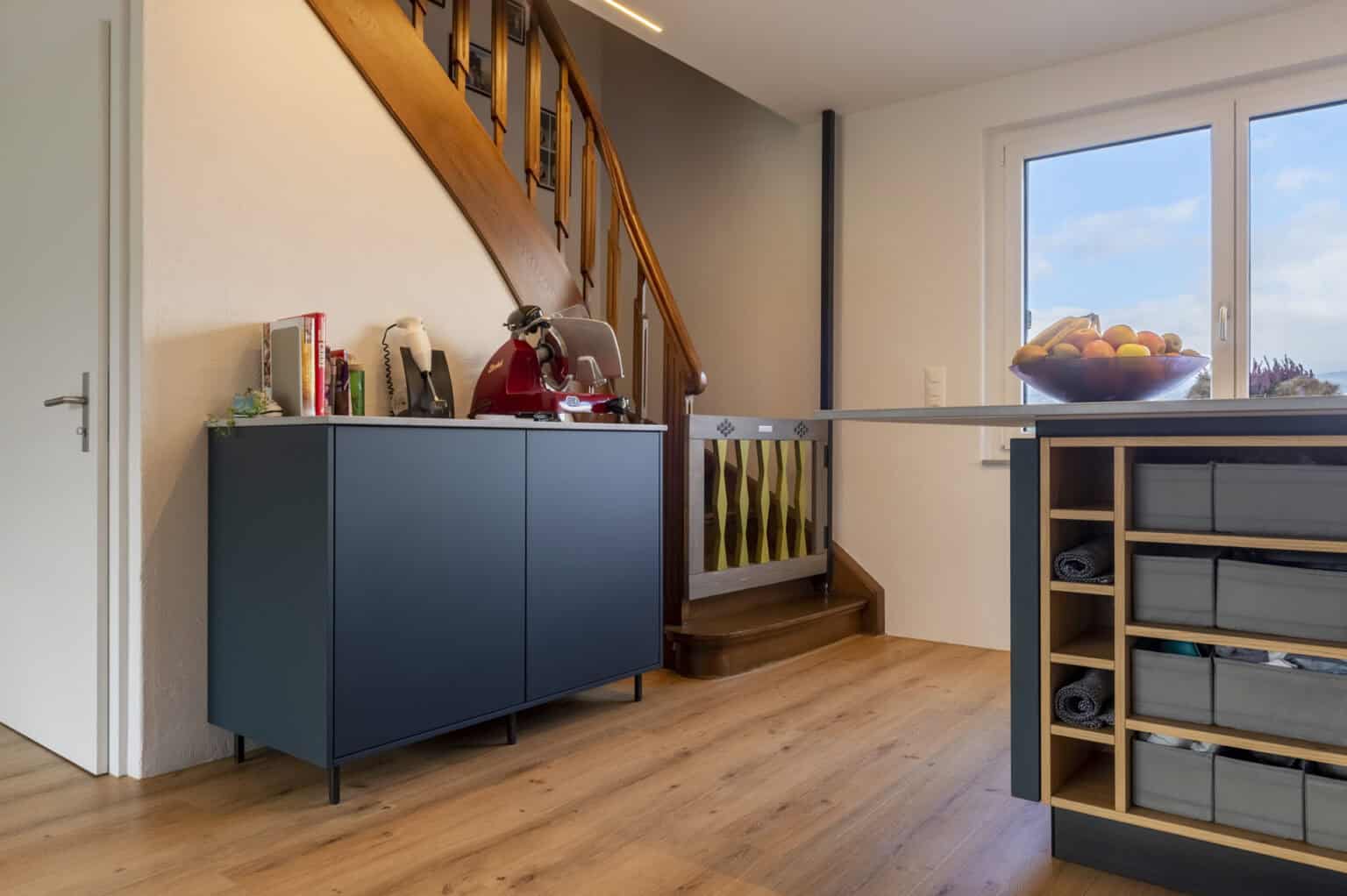 Helle, moderne Küche mit stilvollen Möbeln und viel Stauraum, ideal für zeitgemäße Küchenlösungen.