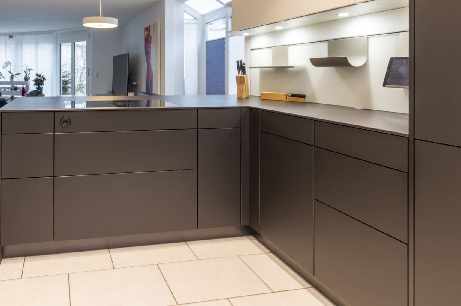 Küche mit grauen, matten Fronten in minimalistischem Design