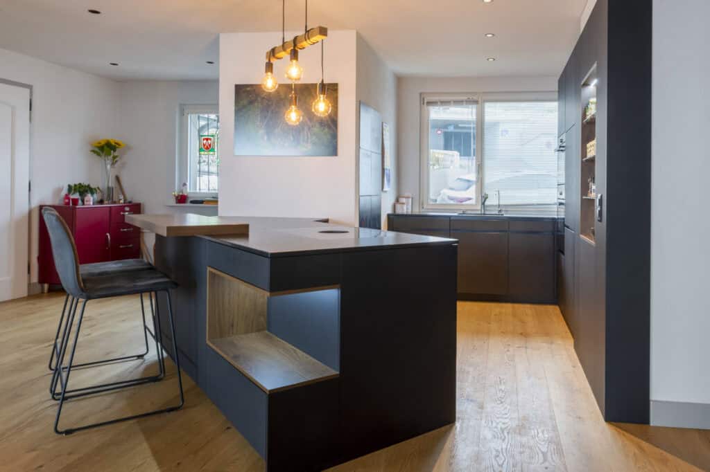 Hochwertige, moderne Küche mit dunklen Schränken und Holzdetails, ideal für stilvolles Kochen und Wo.