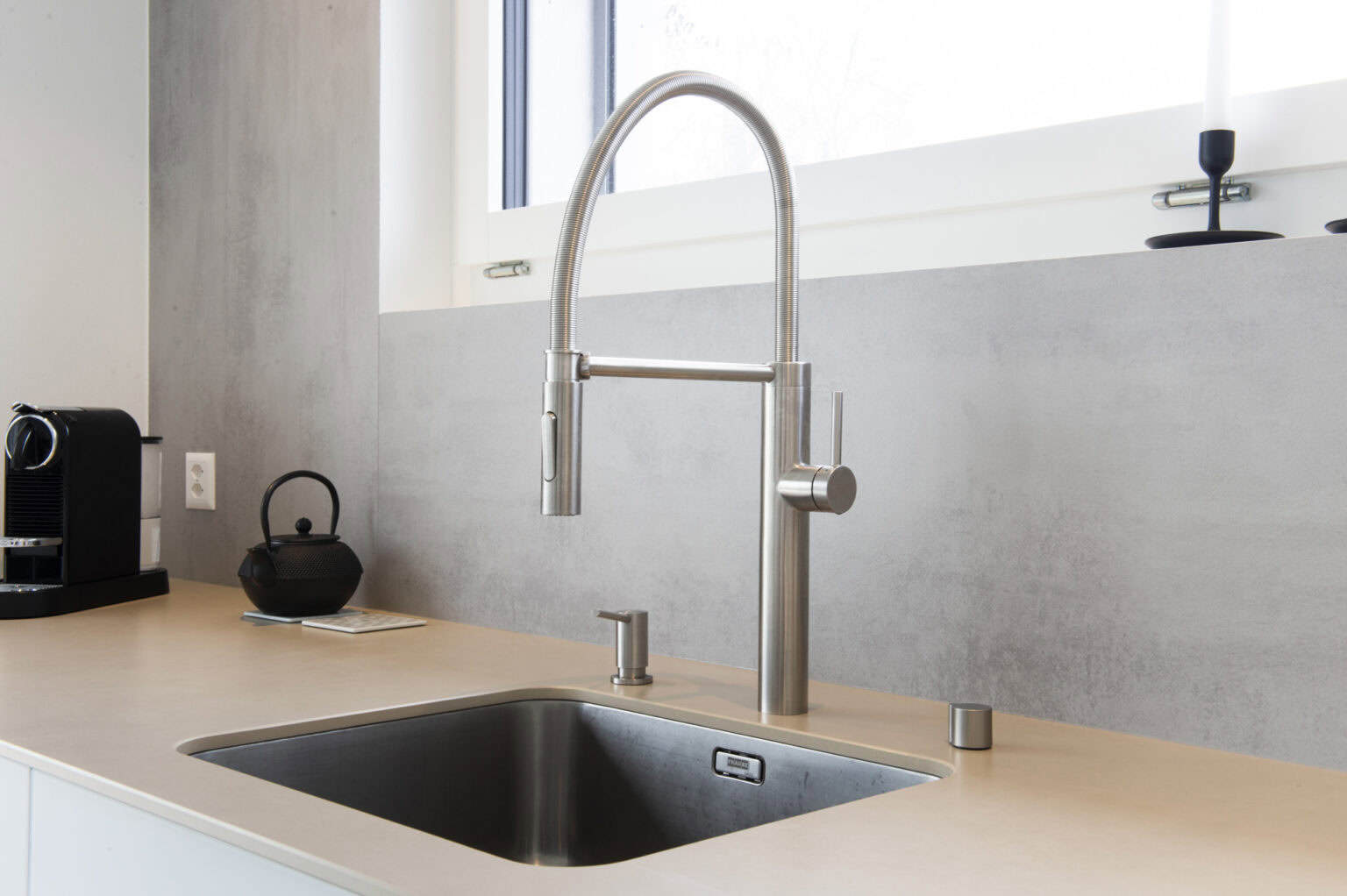 Hochwertiges Küchenwaschbecken mit Edelstahlarmatur in moderner Küche.