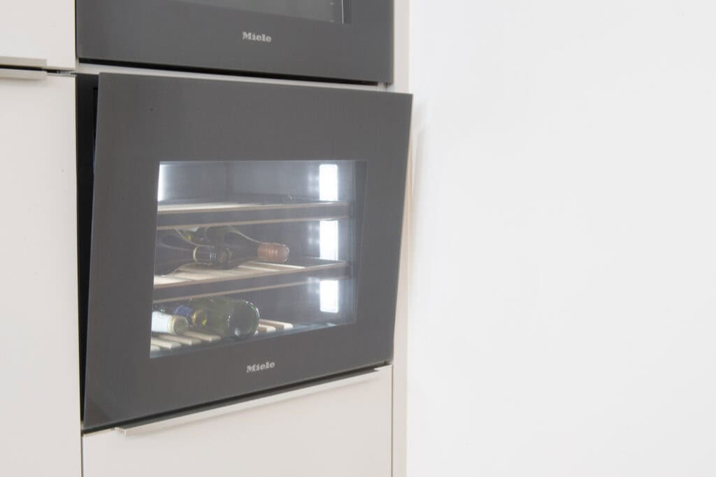 Moderner Weinkühlschrank in Mori Küchen, ideal für Weinliebhaber.