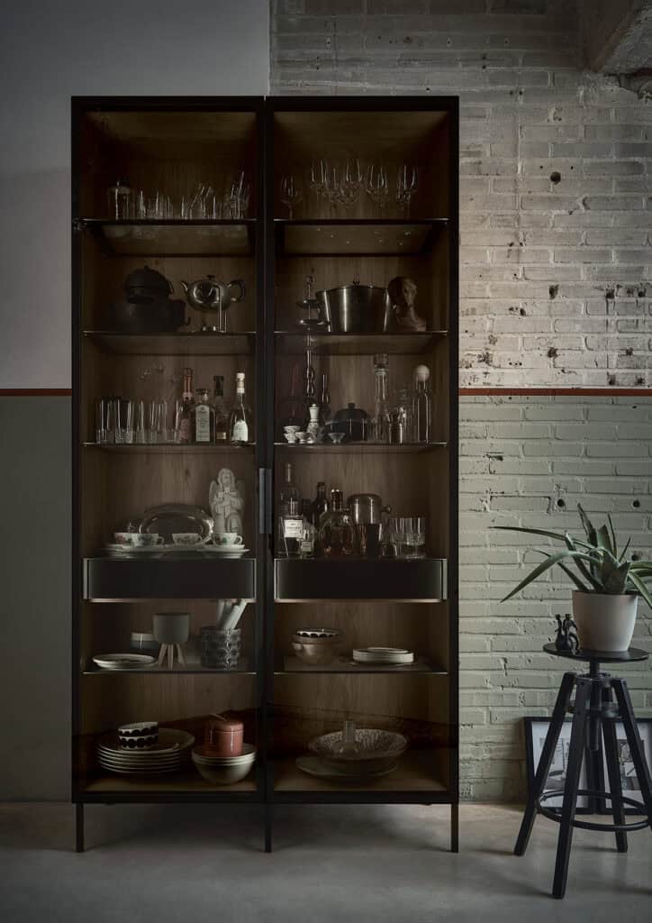 Schrank für Küchen mit Glasfronten, ideal für stilvolle Küchen- und Esszimmergestaltung.