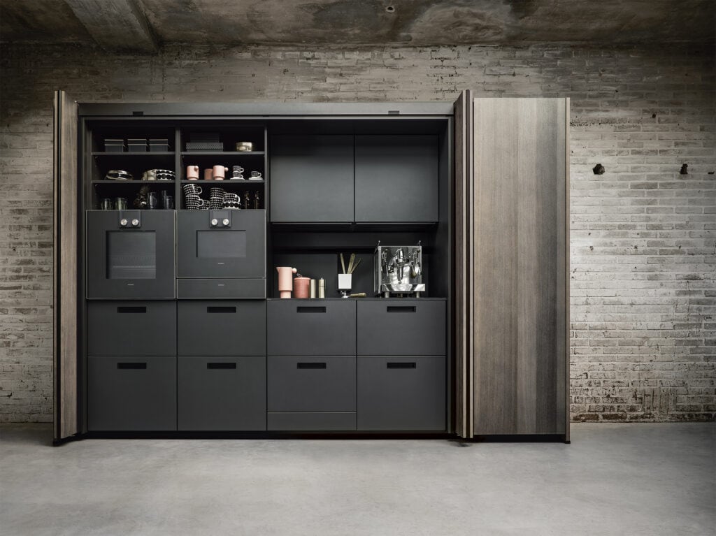 Moderne Küchenzeile mit Stauraum, offenen Regalen und eleganten schwarzen Fronten.