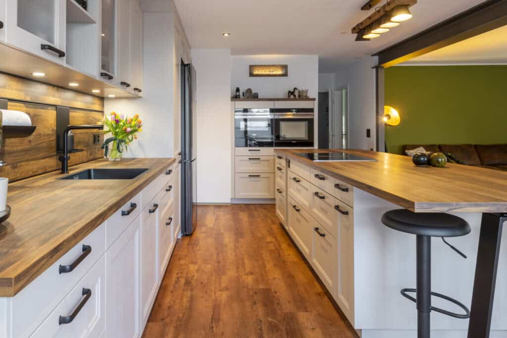 Moderne Küche mit Holzfußboden und offener Raumgestaltung