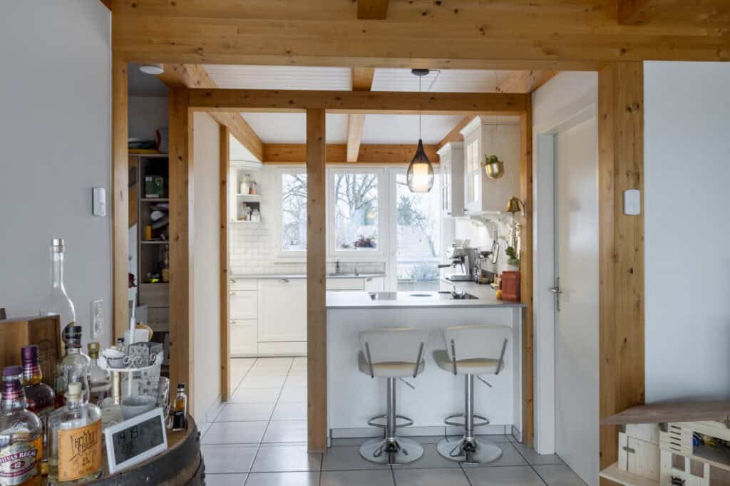 Blick von Esszimmer zur Küche mit Balken