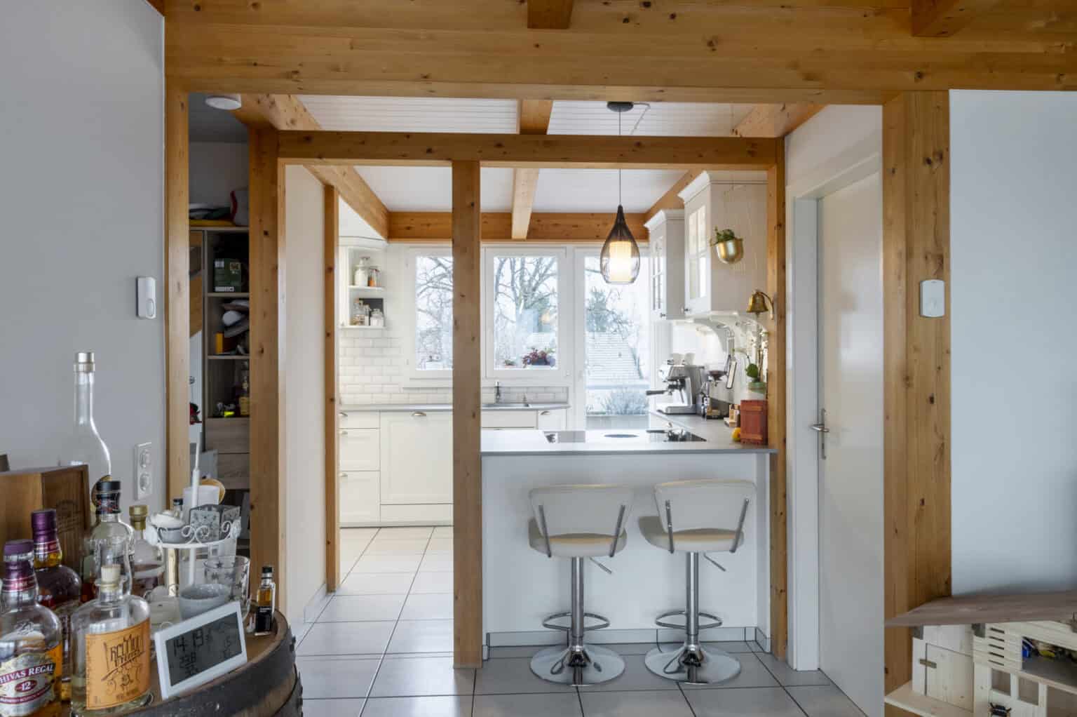 Offene Wohnküche im Landhausstil mit Holzbalken