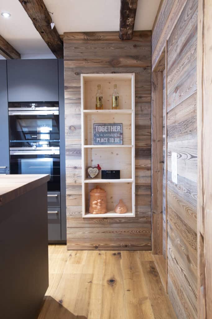 Holzregal in Küchenwand integriert