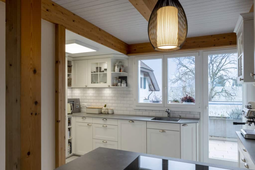 Küche mit Holzdecke und Pendelleuchte