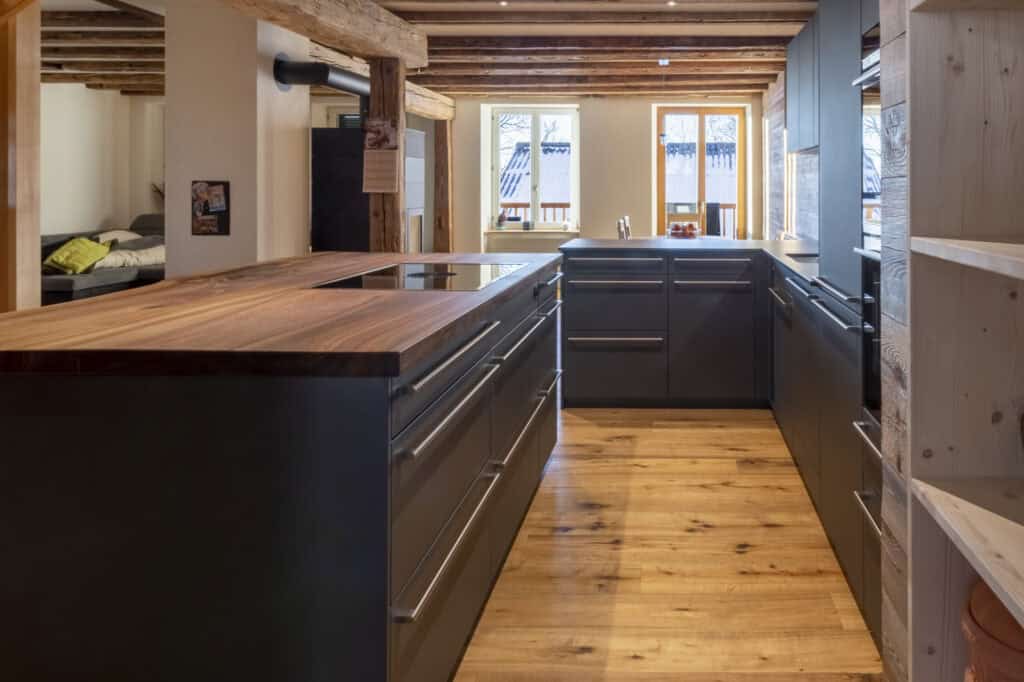 Offene Küche mit zentraler Kochinsel aus Holz