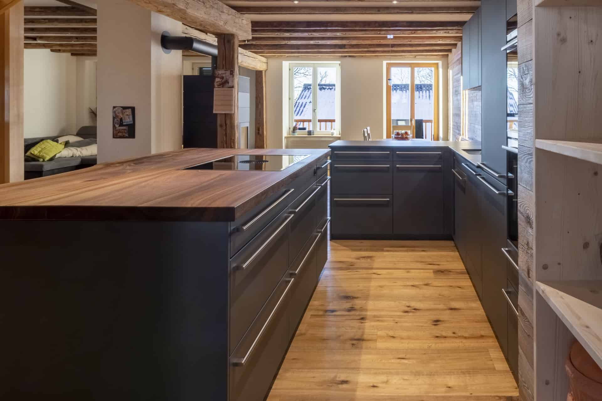 Offene Küche mit zentraler Kochinsel aus Holz