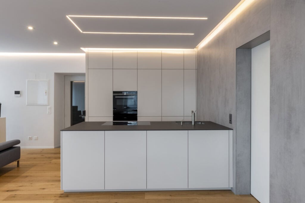 Helle Wohnküche mit grauen Wänden und LED-Licht