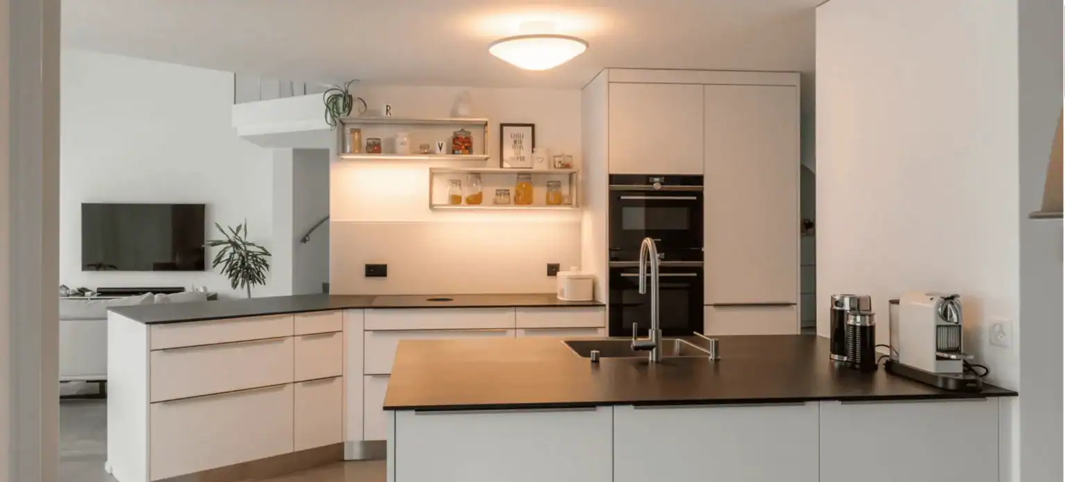 Helle moderne Küche mit Insel und Stauraum