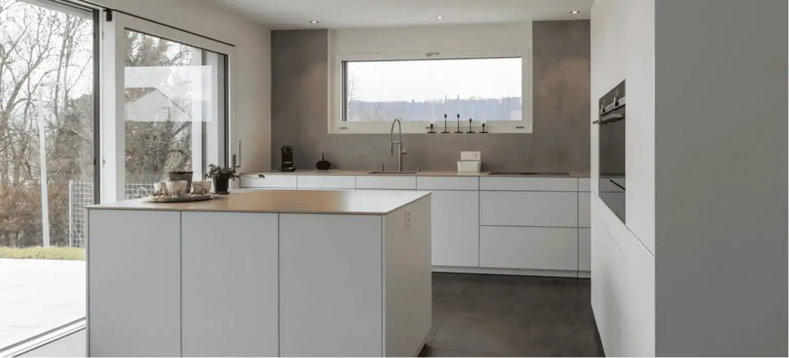 Maßgefertigter deckenhoher Einbauschrank in Beton-Optik im F